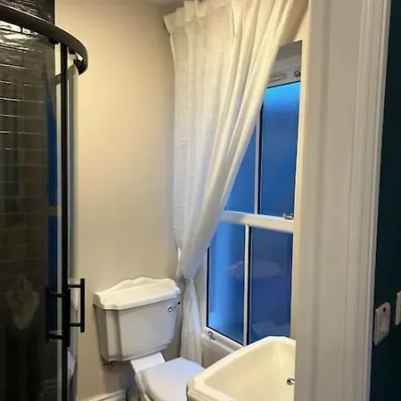 Patrick Street Townhouse Apartment *