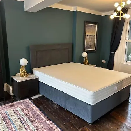 Patrick Street Townhouse Apartment *