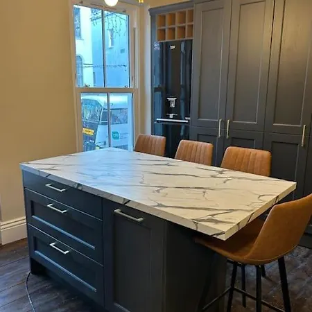 Patrick Street Townhouse شقة